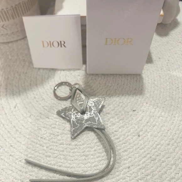 New in Box Dior VIP Silver Around the World Star Keychain w/ Leatherette… - Picture 5 of 6